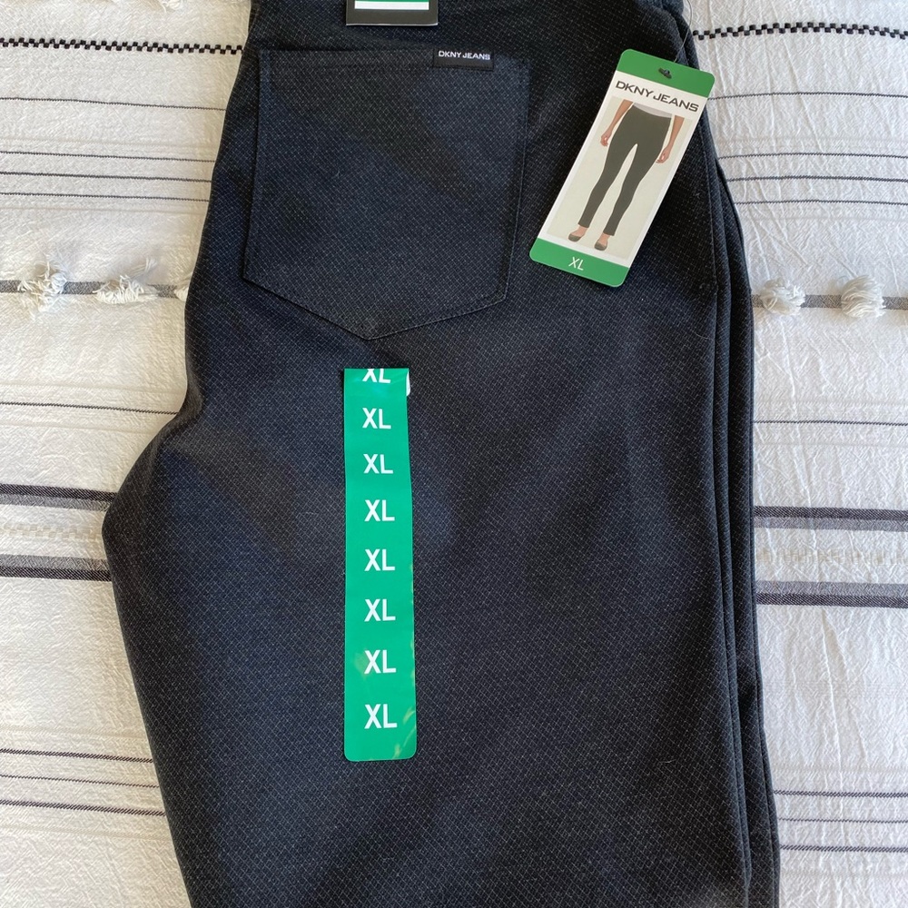 NWT -DKNY mid rise comfort stretch pull on pant. Size XL